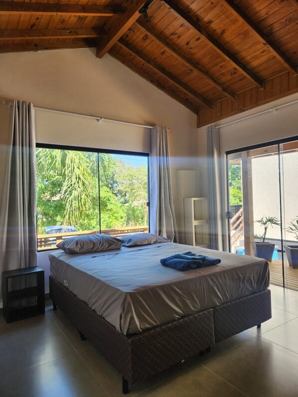 Chalet Design, vue sur le jardin, dans l’édifice annexe | 1 chambre, draps en coton égyptien, literie de qualité, décor unique