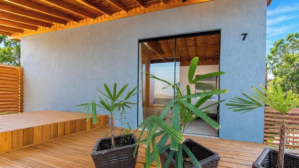 Chalé 7 - Lugar ao Sol - Flats c/ Cozinha no Rosa | 露台