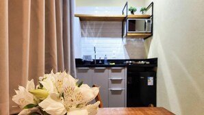 Une cuisine équipée d’un four à micro-ondes, de placards et d’un évier.