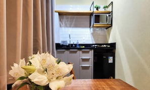 Chalé 7 - Lugar ao Sol - Flats c/ Cozinha no Rosa | Private kitchen | Fridge, microwave, cookware/dishes/utensils, dining table - Lugar ao Sol - Flats c/ Cozinha no Rosa (Imbituba)