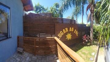 Xalet de disseny, vistes al jardí, edifici annex | Terrassa o pati