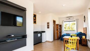 Apartament Gallery | Sala d'estar | Televisor intel·ligent de 32 polzades amb canals digitals i Netflix