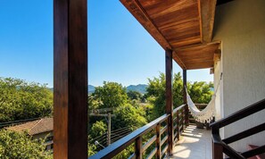 A wooden balcony with a view of a mountainous landscape. - Lugar ao Sol - Flats c/ Cozinha no Rosa (Imbituba)