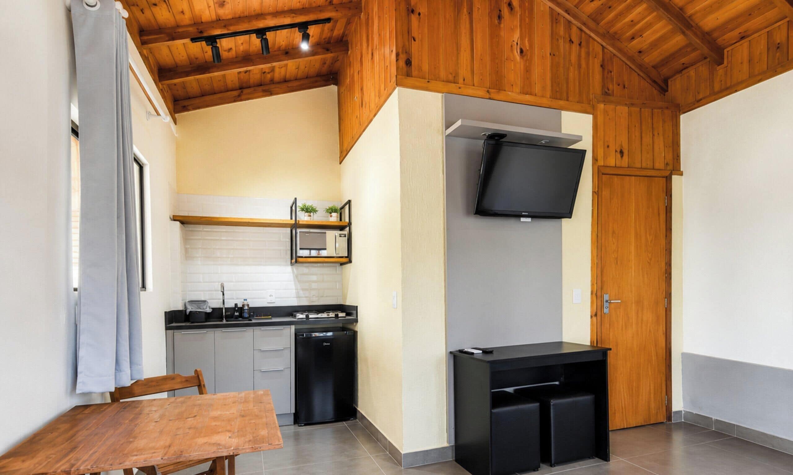 Chalé 7 - Lugar ao Sol - Flats c/ Cozinha no Rosa | Private kitchen | Fridge, microwave, cookware/dishes/utensils, dining table