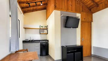 Chalé 7 - Lugar ao Sol - Flats c/ Cozinha no Rosa | Private kitchen | Fridge, microwave, cookware/dishes/utensils, dining table