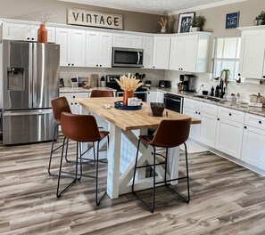 Fridge, microwave, oven, stovetop - Pines by the Lake (Brookeland)