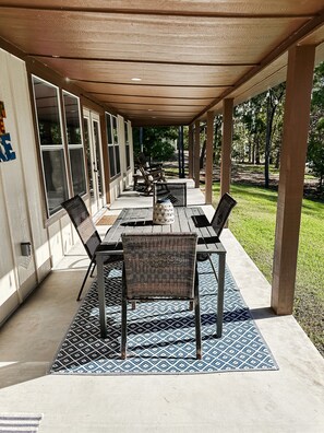 Outdoor dining - Pines by the Lake (Brookeland)