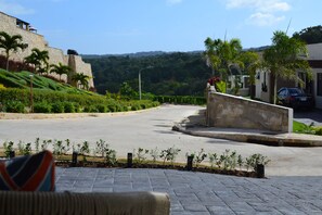 Property grounds - Ochi Rios -3BR,Pool,Tennis,Basketball,Gym,Playground-5min to Beach (Ocho Rios)