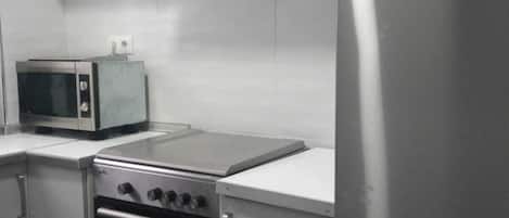 Een koelkast, een magnetron, een oven, een kookplaat