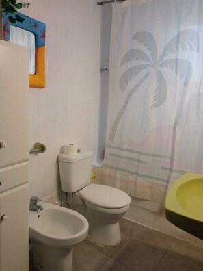 Een bidet, handdoeken, zeep, shampoo