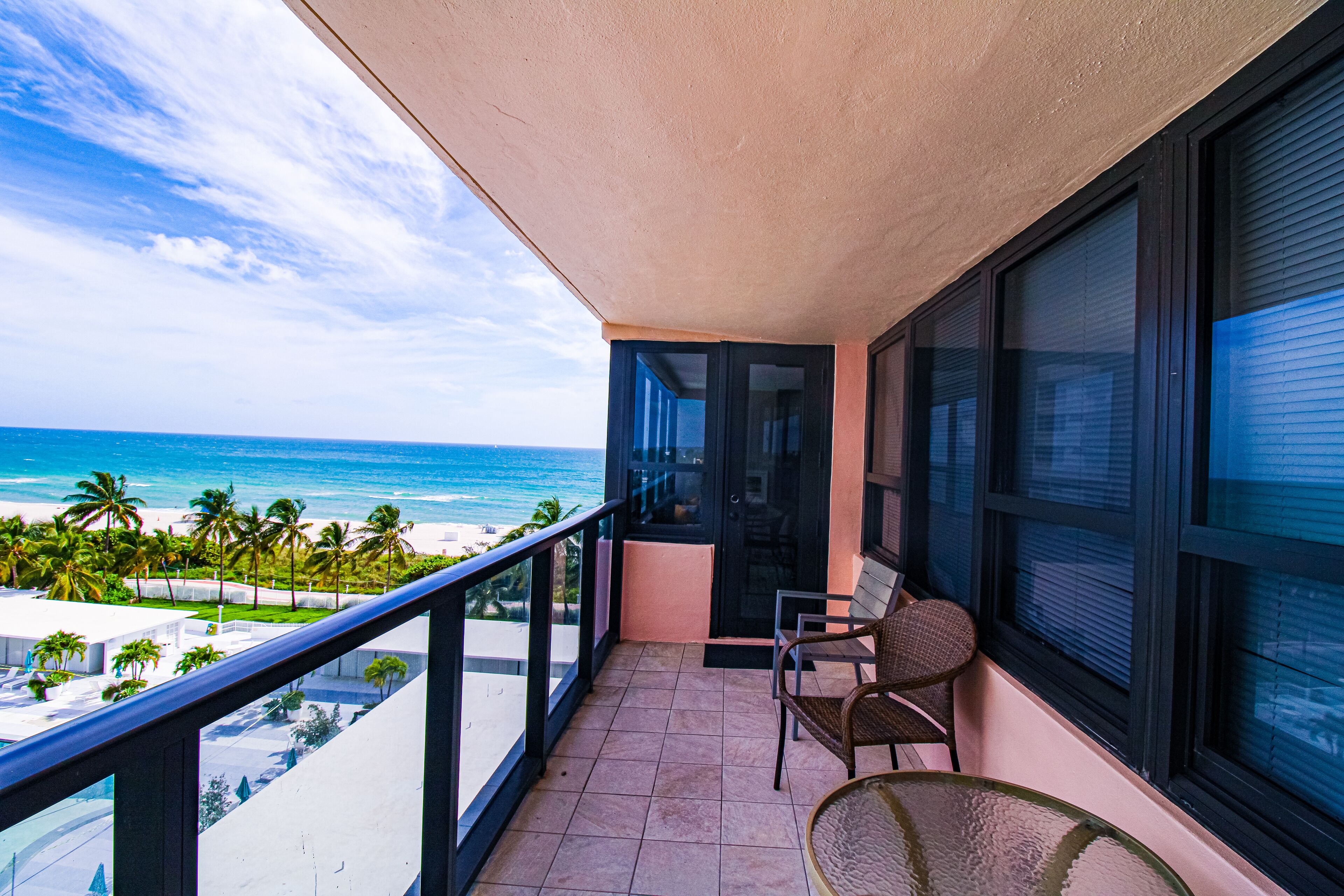 Luxury 2/2 with Balcony, Direct Beach Access Resort Style Condo w/ 2 pools, jacuzzi