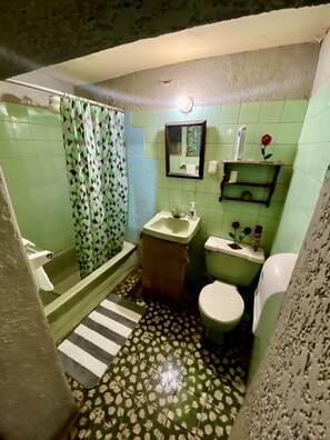 Basic Double Room Single Use | Bathroom | Towels - chipilapasantigualodge (Antigua Guatemala)