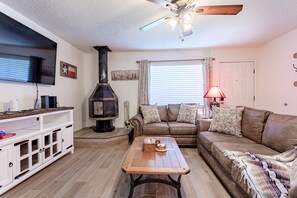 Smart TV, fireplace - MP Ranch - 20min from Waco/Magnolia/Baylor (Waco)