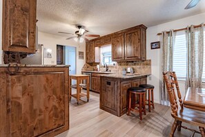 Fridge, microwave, oven, stovetop - MP Ranch - 20min from Waco/Magnolia/Baylor (Waco)