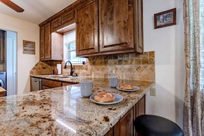 Fridge, microwave, oven, stovetop - MP Ranch - 20min from Waco/Magnolia/Baylor (Waco)