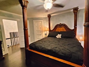4 bedrooms, iron/ironing board, travel crib, free WiFi - The vampire's den, downtown big house, pets ok (Fort Smith)
