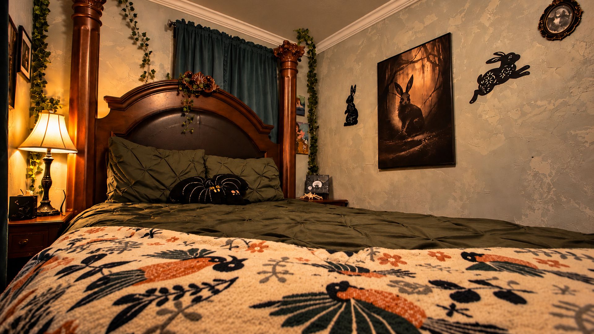 Une chambre à coucher avec un grand lit, une table de chevet, une lampe, un tableau accroché au mur et un miroir décoratif.