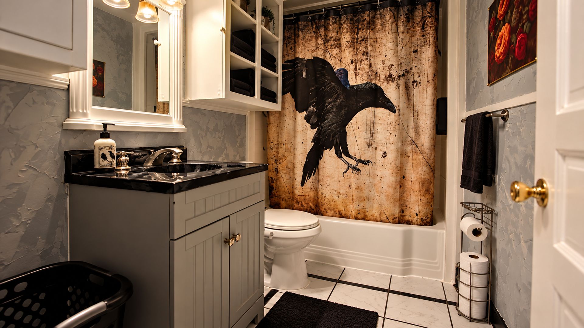 Une salle de bain équipée de toilettes, d’un lavabo et d’un rideau de douche orné de motifs d’oiseaux.