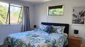 2 habitaciones, tabla de planchar con plancha y cuna de viaje