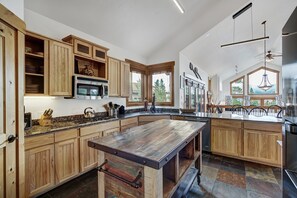Fridge, microwave, oven, stovetop - Emmett's Peak in Breck | Private Hot Tub, Mountain Views, 5min drive to Slopes/Downtown (Breckenridge)