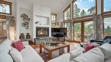 Een smart-tv, een open haard en tafelvoetbal