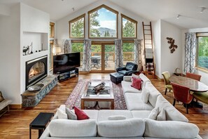 Smart TV, chimenea, futbolito