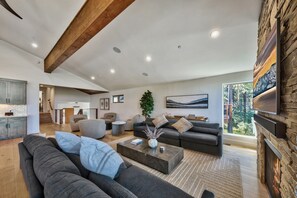 Televisio, takka, videopelejä, kirjoja