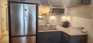 Kühlschrank, Mikrowelle, Wasserkocher mit Kaffee-/Teezubehör