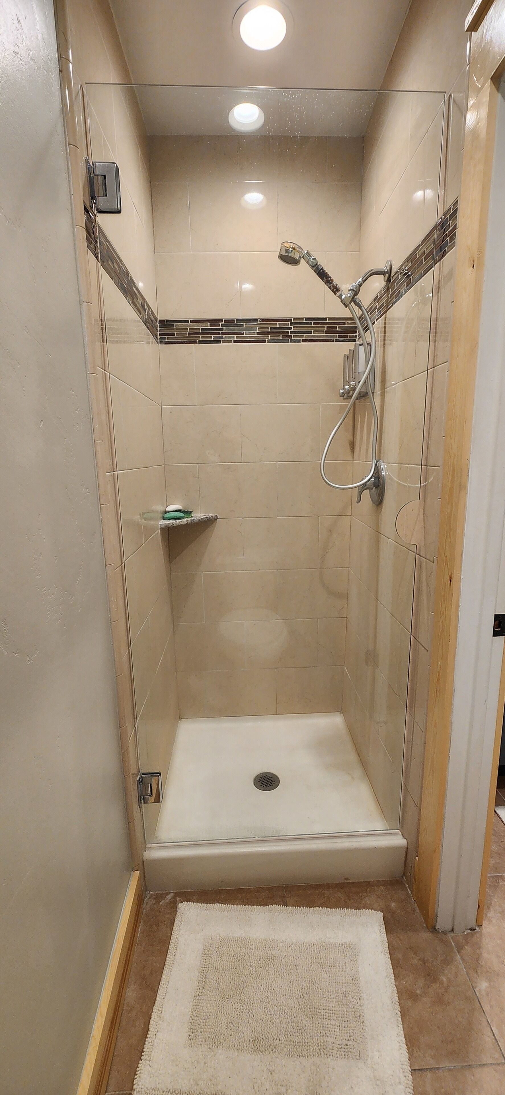 Secador de pelo, toallas, jabón, shampoo