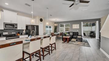 Een koelkast, een magnetron, een oven, een kookplaat