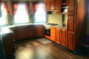 Fridge, microwave, oven, stovetop - DA Paradise Inn - Mountain top tranquility (Roseau)
