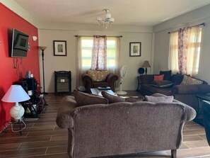 Smart TV - DA Paradise Inn - Mountain top tranquility (Roseau)