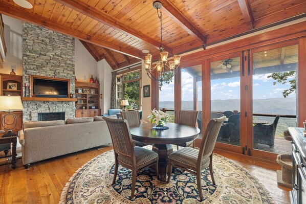 Televisión, chimenea y libros