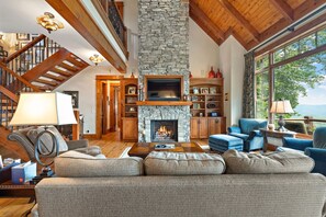 Televisión, chimenea y libros