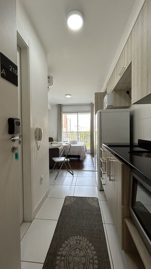 City Studio | Private kitchen | Mini-fridge, microwave, toaster - WSE - Wise by Anora - Expo Center Norte (São Paulo)