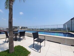 Una piscina al aire libre