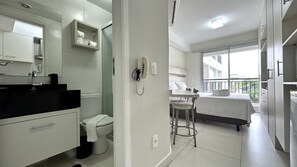 Estudio básico | Baño | Ducha, secador de pelo, jabón y champú