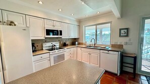 Refrigerador, microondas, parrilla de estufa y lavavajillas 