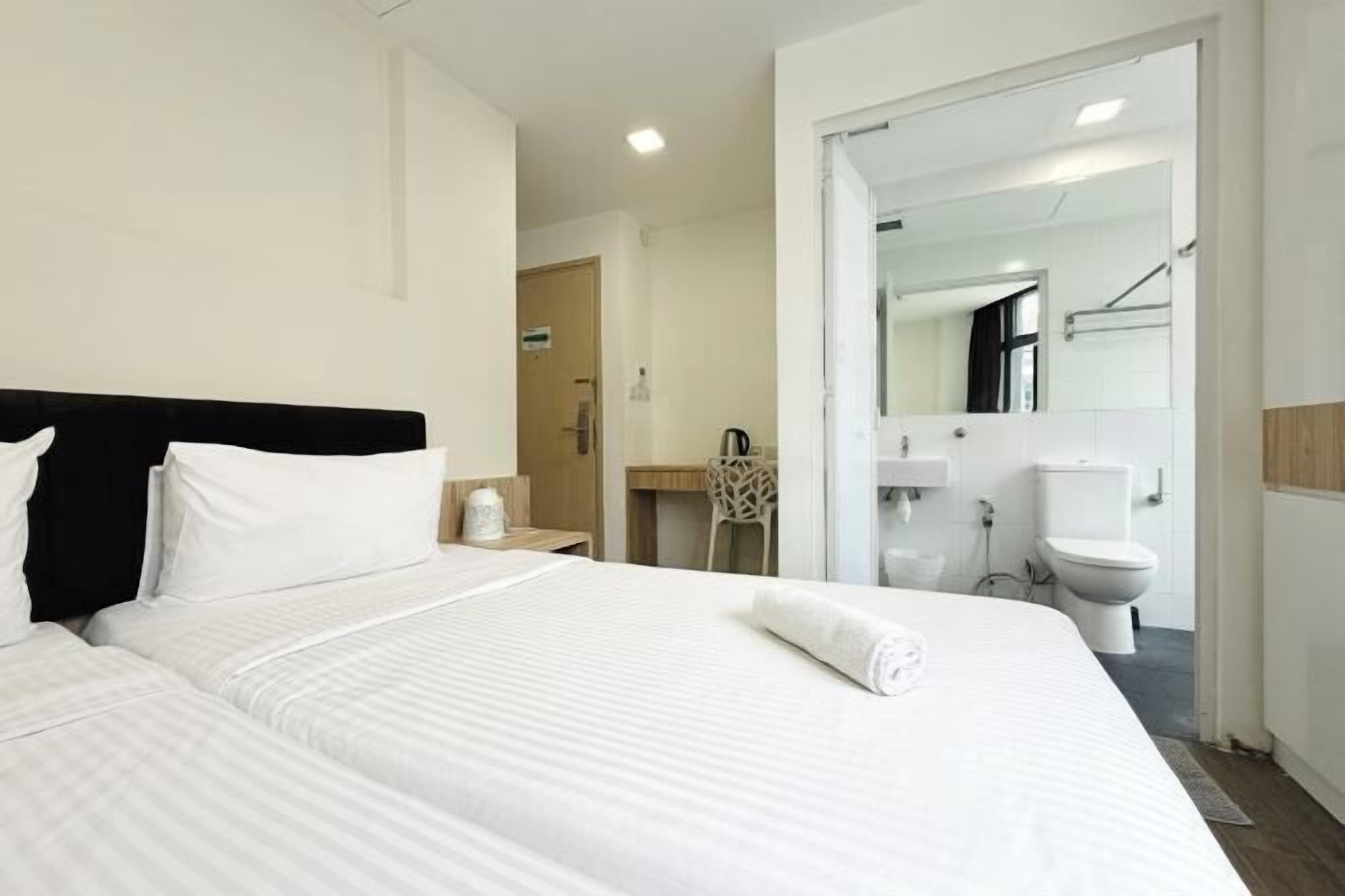 Safe på rommet, skrivebord, wi-fi (inkludert) og sengetøy