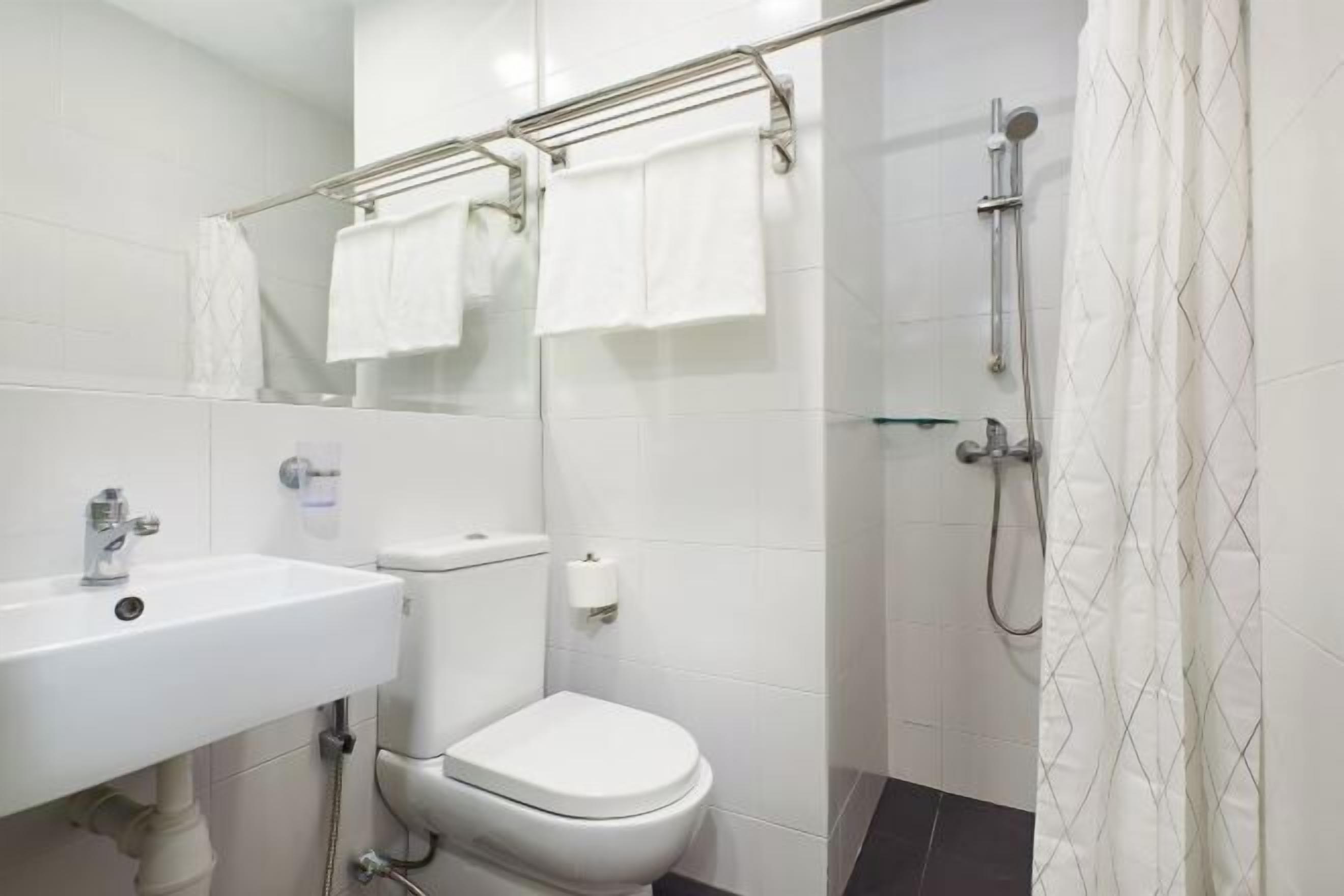 Buồng tắm vòi sen, đồ dùng nhà tắm miễn phí, khăn tắm 