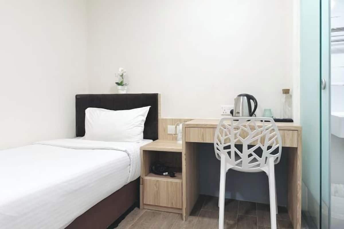 Värdeförvaringsskåp på rummet, skrivbord, gratis wi-fi och sängkläder