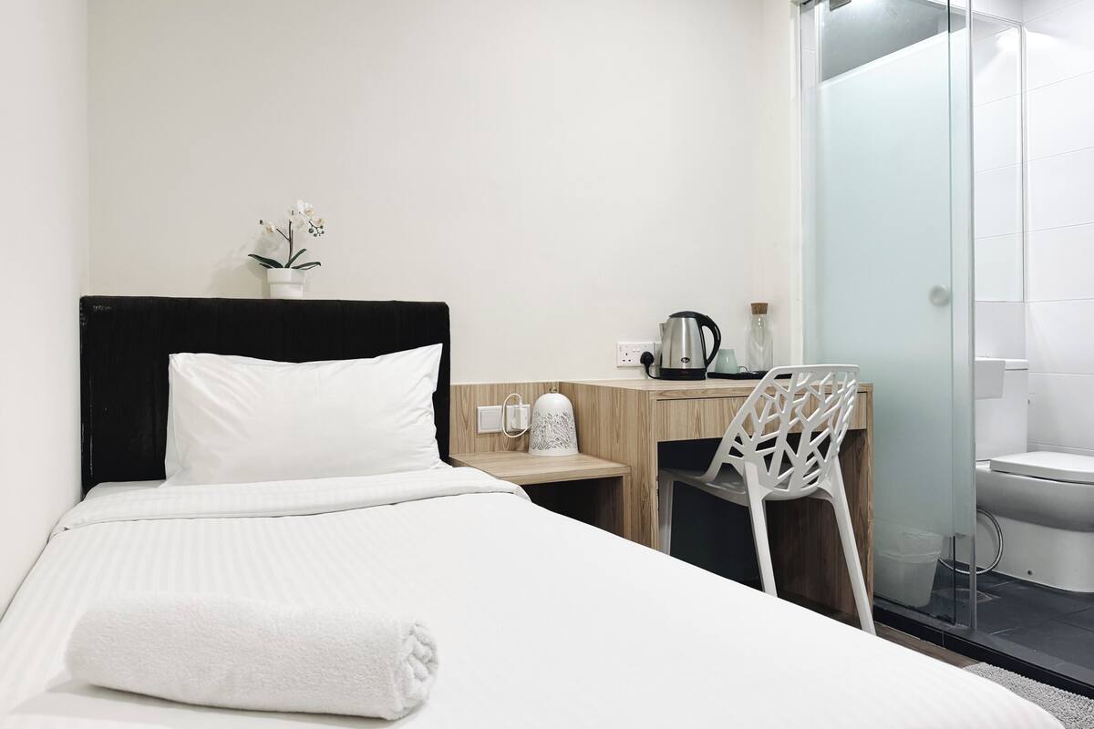 Cosy Single Room | Safe på rommet, skrivebord, wi-fi (inkludert) og sengetøy