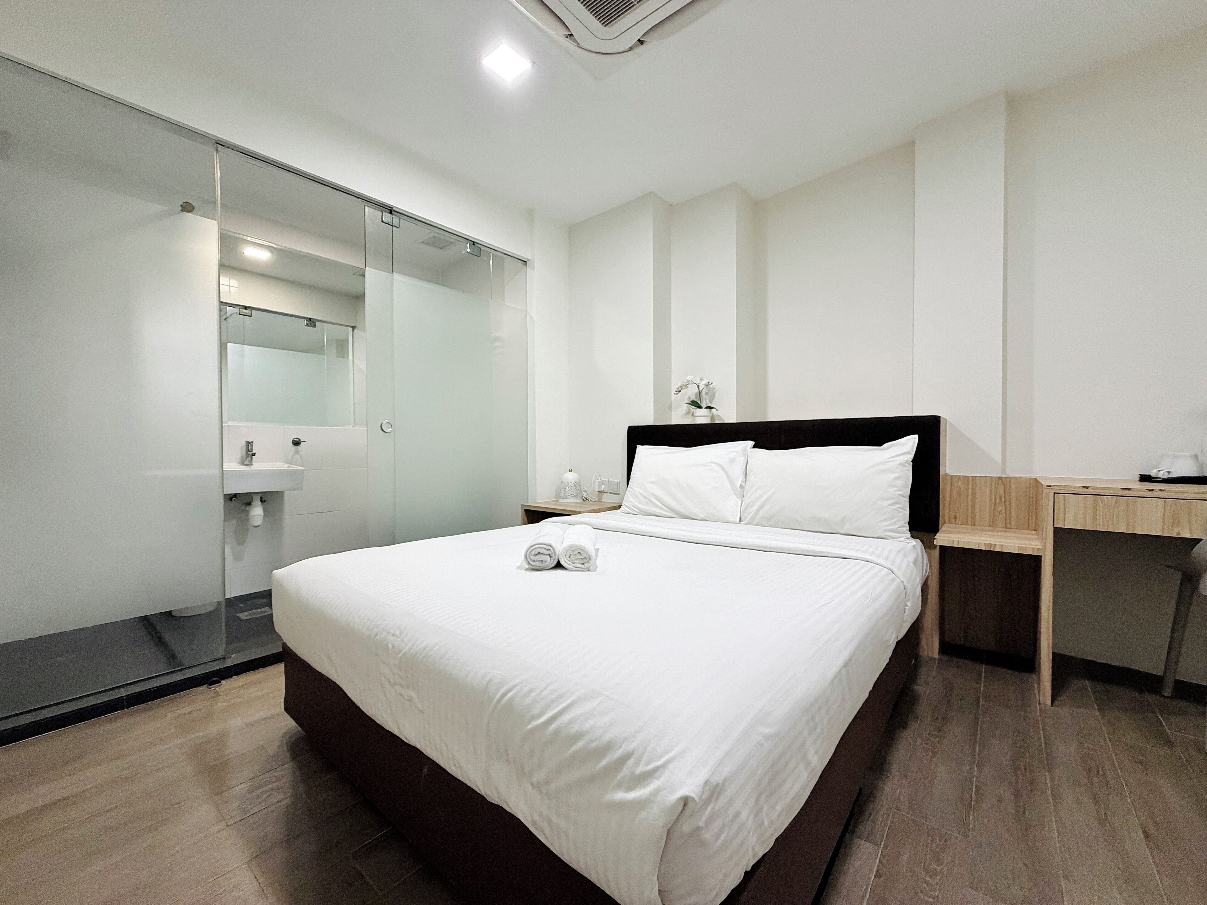 Cosy Queen Room | In-room safe, desk, free WiFi, bed sheets