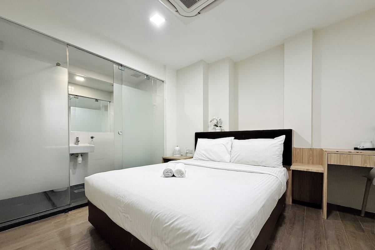 Cosy Queen Room | Tallelokero huoneessa, työpöytä, ilmainen Wi-Fi, vuodevaatteet