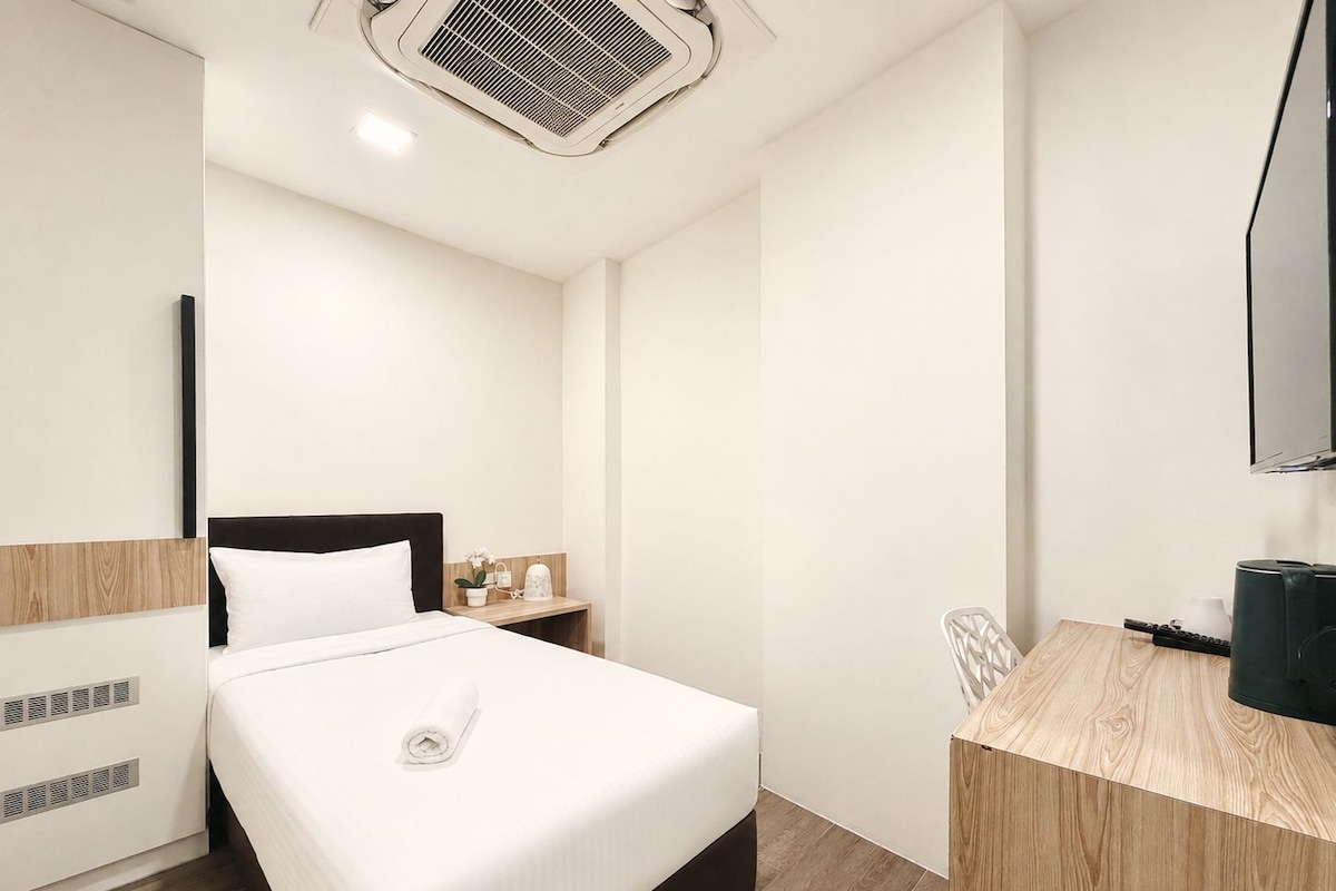 Cozy Single, No Window | In-room safe, desk, WiFi (free), bed sheets