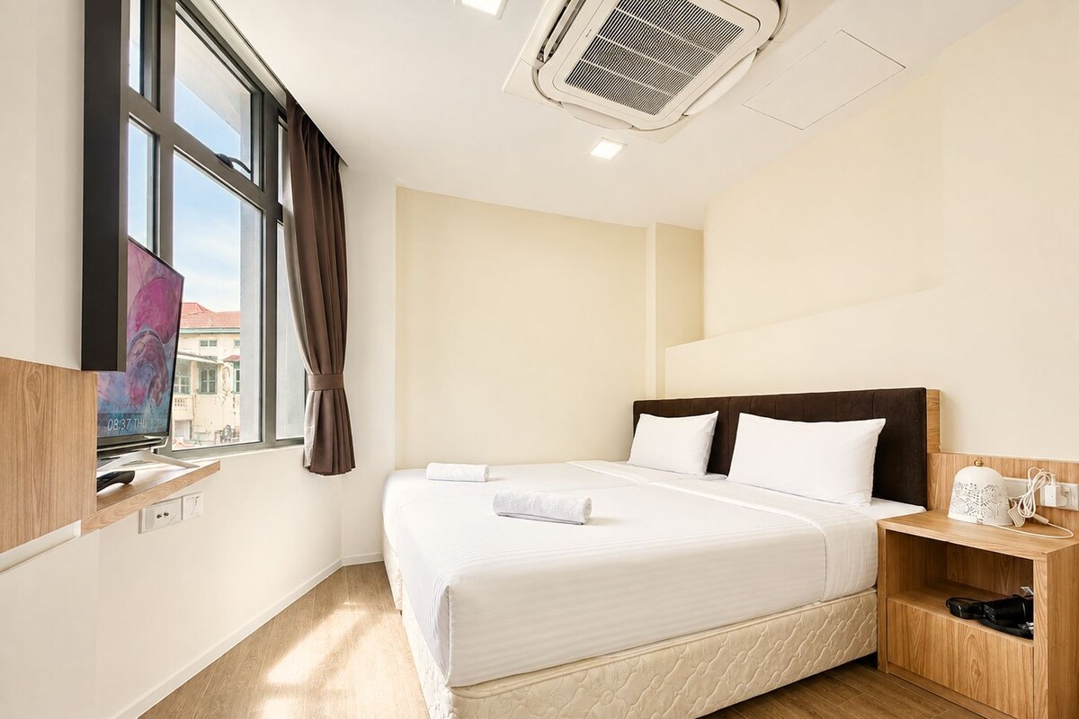 Comfy Twin, Window | In-room safe, desk, WiFi (free), bed sheets