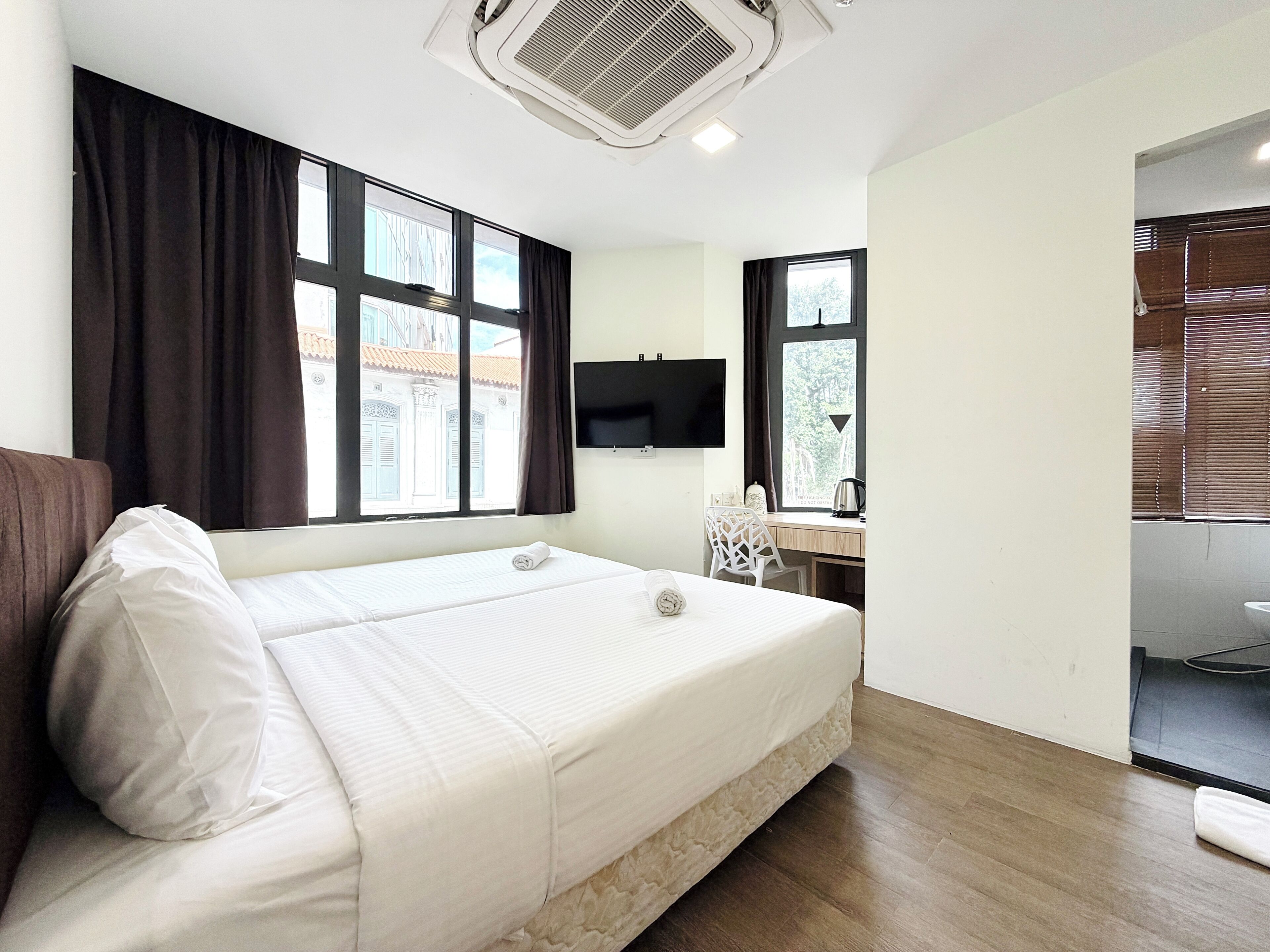 Comfy Twin Room | In-room safe, desk, free WiFi, bed sheets