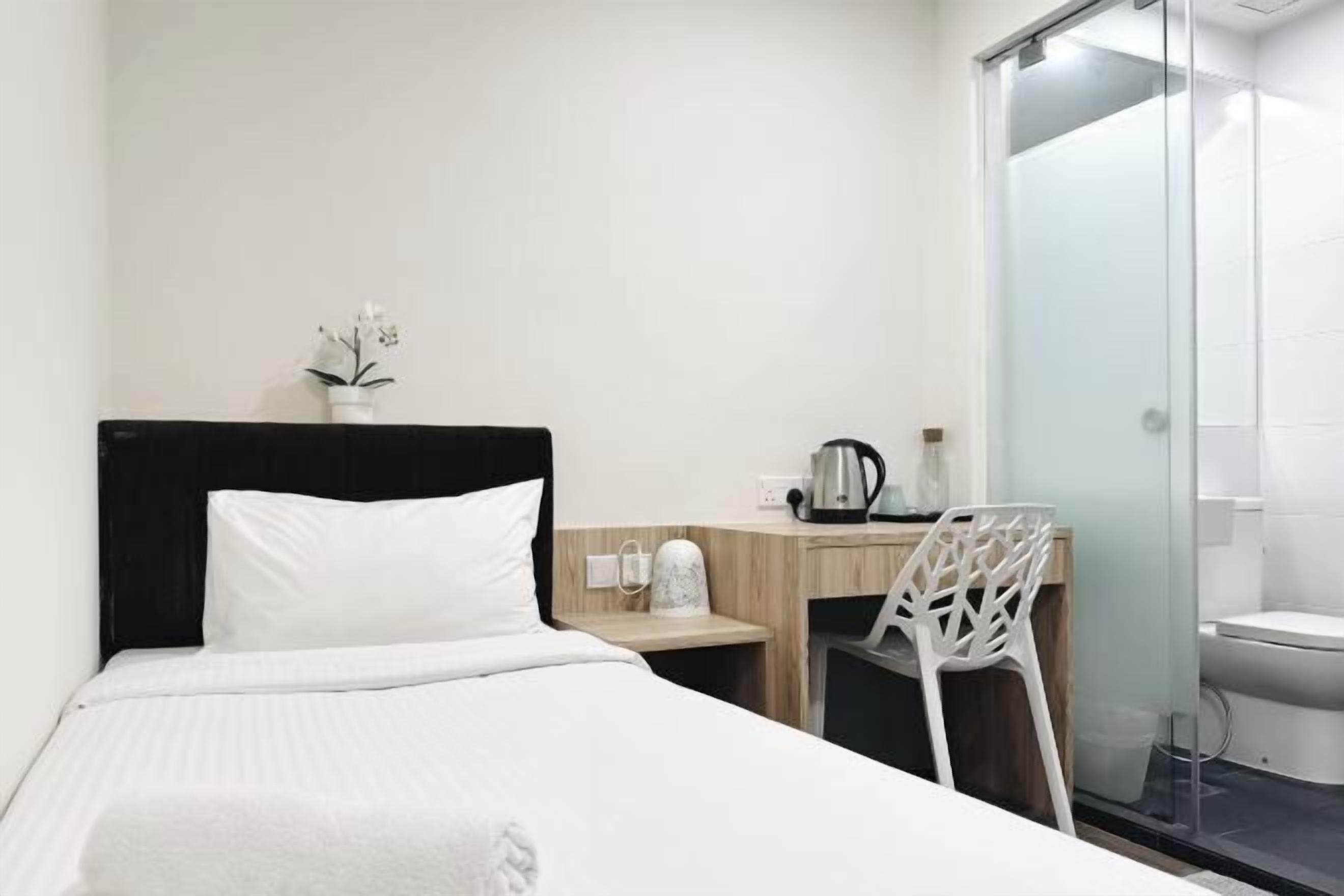 Safe på rommet, skrivebord, wi-fi (inkludert) og sengetøy