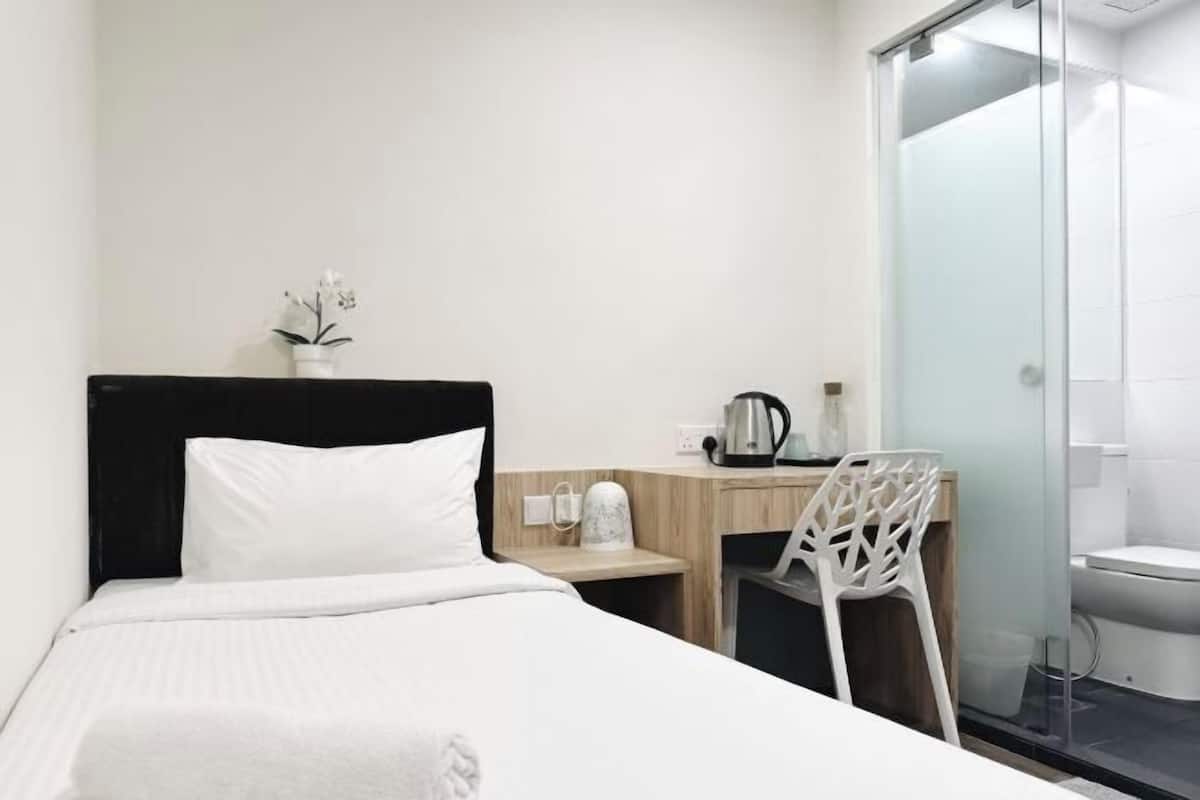 Värdeförvaringsskåp på rummet, skrivbord, gratis wi-fi och sängkläder