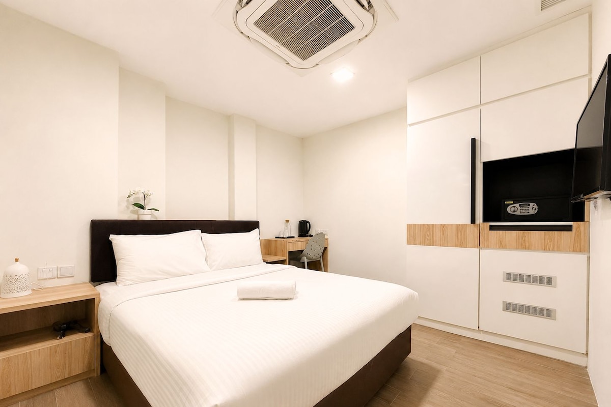 Cozy Queen, No Window | In-room safe, desk, WiFi (free), bed sheets